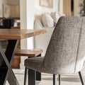 Chaise de salle a manger en tissu gris/brun moderne avec pattes en métal noir.