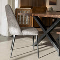 Chaise de salle a manger en tissu gris/brun moderne avec pattes en métal noir.