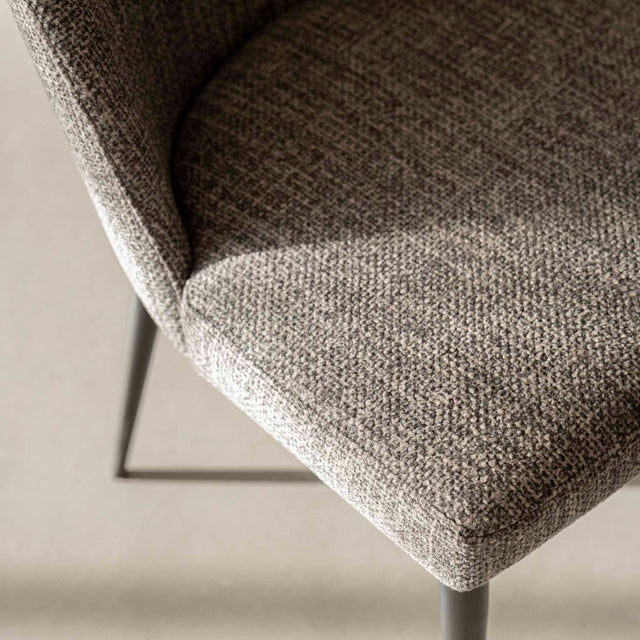 Chaise de salle a manger en tissu gris/brun moderne avec pattes en métal noir.