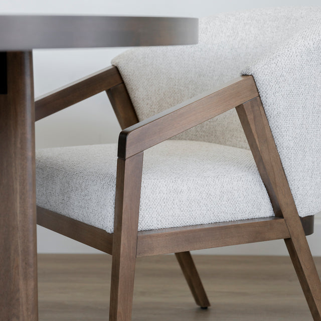 Chaise de cuisine en tissu boucle d'or et merisier pacane - Maurice