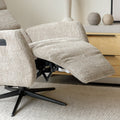 Fauteuil en tissu beige avec dossier inclinable et base pivotante, dans un salon lumineux et épuré.
