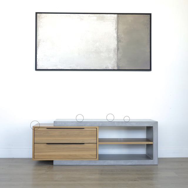 Meuble TV moderne en bois de noyer et beton gris avec tiroirs et etageres ouvertes avec cercles indiquant les défauts