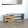 Meuble TV moderne en bois de noyer et beton gris avec tiroirs et etageres ouvertes.