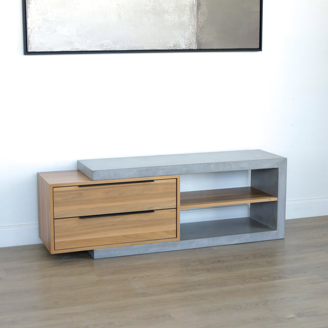 Meuble TV moderne en bois de noyer et beton gris avec tiroirs et etageres ouvertes.