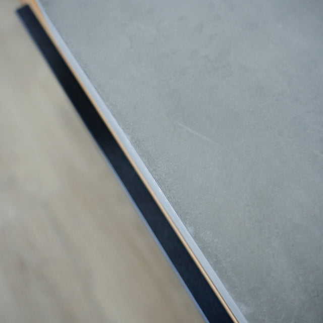 Image rapprochée d'un Meuble TV moderne en bois de noyer et beton gris avec tiroirs et etageres ouvertes.