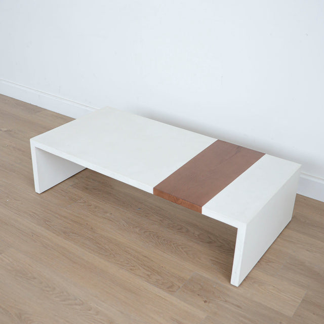 table basse en btéon blanc moderne avec bande en frêne.
