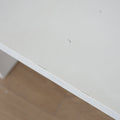 Image rapprochée d'une table basse en btéon blanc moderne avec bande en frêne.