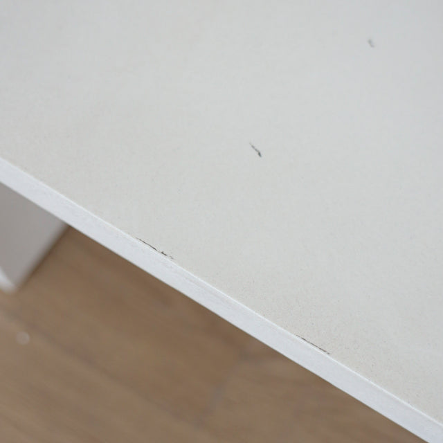Image rapprochée d'une table basse en btéon blanc moderne avec bande en frêne.