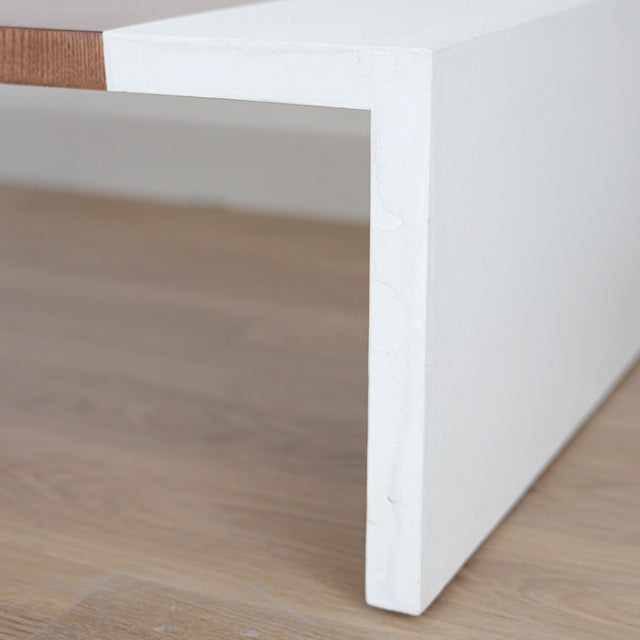 Image rapprochée d'une table basse en btéon blanc moderne avec bande en frêne.