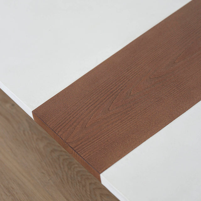 Image rapprochée d'une table basse en btéon blanc moderne avec bande en frêne.