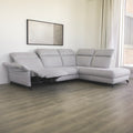 canape d angle gris clair en tissu avec pieds noirs et tetiere reglable design moderne.

