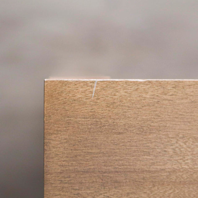 banc en bois clair au design minimaliste posé contre un mur blanc.