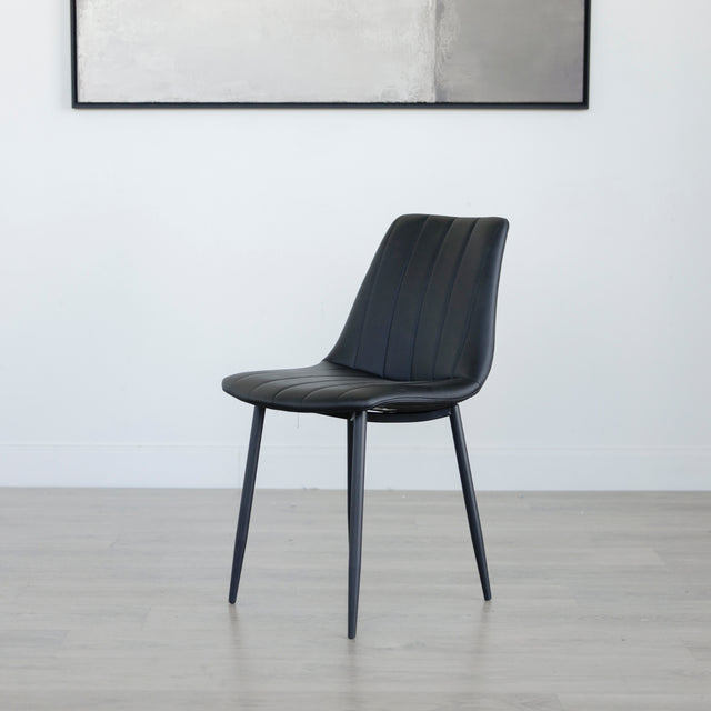 chaise moderne en simili cuir noir avec pieds en metal fins.
