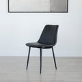 chaise moderne en simili cuir noir avec pieds en metal fins.