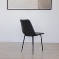 chaise moderne en simili cuir noir avec pieds en metal fins.