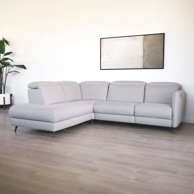 canape d angle gris clair en tissu avec pieds metalliques et tetiere reglable design epure.
