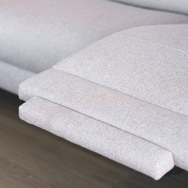 detail du repose pieds releve du canape gris clair en tissu moderne.
