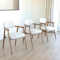 Lot de trois chaises style scandinave avec structure en bois et assise beige rembourrée avec cercles indiquant les défauts.