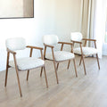Lot de trois chaises style scandinave avec structure en bois et assise beige rembourree.