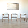 Lot de trois chaises style scandinave avec structure en bois et assise beige rembourree.