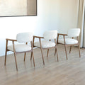 Lot de trois chaises style scandinave avec structure en bois et assise beige rembourree.
