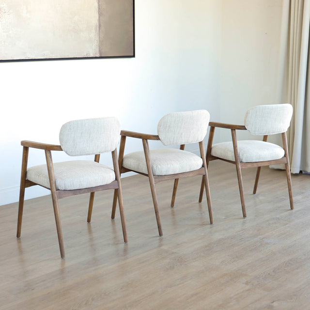Lot de trois chaises style scandinave avec structure en bois et assise beige rembourree.