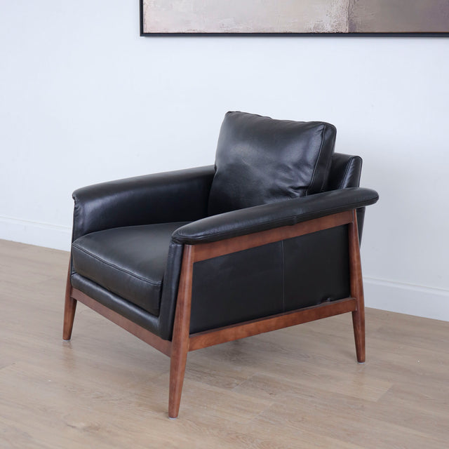 Fauteuil en cuir noir avec structure en bois style moderne.