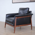 Fauteuil en cuir noir avec structure en bois style moderne.
