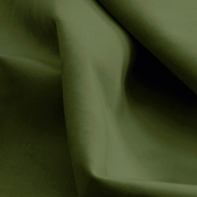 Détail du fauteuil vert en tissu, assise et dossier capitonné, design confortable et moderne.