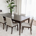 Table de salle à manger en bois foncé avec chaises rembourrées en tissu beige, style contemporain.