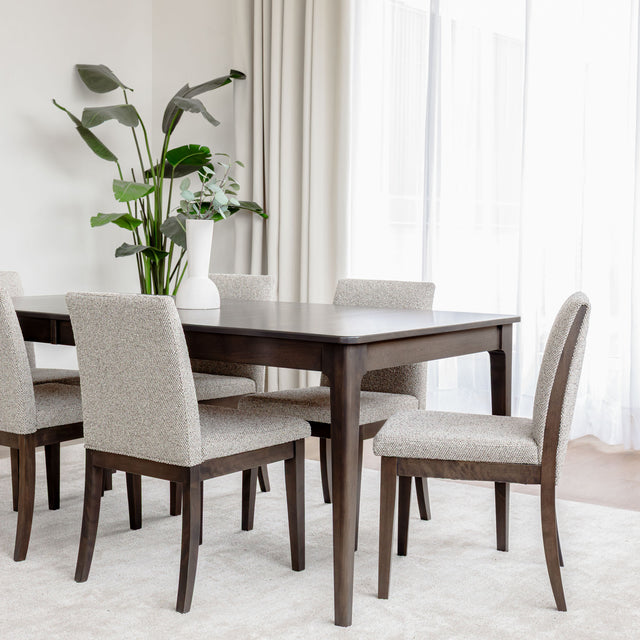 Table de salle à manger en bois foncé avec chaises rembourrées en tissu beige, style contemporain.