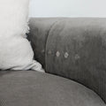 Sectionnel en velours côtelé brun avec assise profonde, design moderne dans un salon épuré.