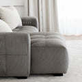 Sectionnel en velours côtelé brun avec assise profonde, design moderne dans un salon épuré.
