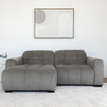 Sectionnel en velours côtelé brun avec assise profonde, design moderne dans un salon épuré.