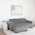 Sectionnel en velours côtelé brun avec assise profonde, design moderne dans un salon épuré.