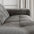 Sectionnel en velours côtelé brun avec assise profonde, design moderne dans un salon épuré.