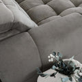 Sectionnel en velours côtelé brun avec assise profonde, design moderne dans un salon épuré.
