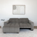 Sectionnel en velours côtelé brun avec assise profonde, design moderne dans un salon épuré.