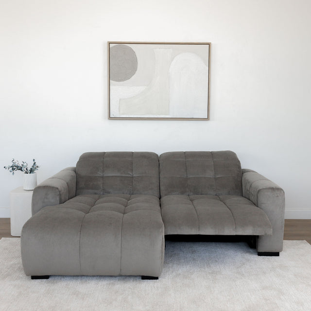 Sectionnel en velours côtelé brun avec assise profonde, design moderne dans un salon épuré.