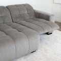 Sectionnel en velours côtelé brun avec assise profonde, design moderne dans un salon épuré.