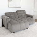Sectionnel en velours côtelé brun avec assise profonde, design moderne dans un salon épuré.