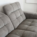 Sectionnel en velours côtelé brun avec assise profonde, design moderne dans un salon épuré.