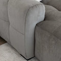 Sectionnel en velours côtelé brun avec assise profonde, design moderne dans un salon épuré.