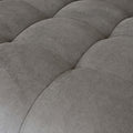 Sectionnel en velours côtelé brun avec assise profonde, design moderne dans un salon épuré.