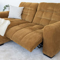 Sectionnel en velours côtelé camel, design moderne avec assise large dans un salon minimaliste.