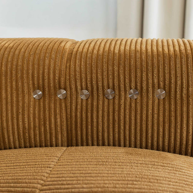 Sectionnel en velours côtelé camel, design moderne avec assise large dans un salon minimaliste.