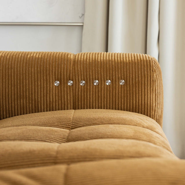 Sectionnel en velours côtelé camel, design moderne avec assise large dans un salon minimaliste.