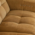 Sectionnel en velours côtelé camel, design moderne avec assise large dans un salon minimaliste.