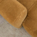 Sectionnel en velours côtelé camel, design moderne avec assise large dans un salon minimaliste.