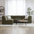 Sectionnel en tissu vert olive avec méridienne gauche, au design arrondi et contemporain dans un salon lumineux.